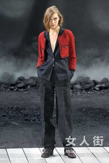 2011巴黎时装周 Chanel穿尖头鞋的女巫