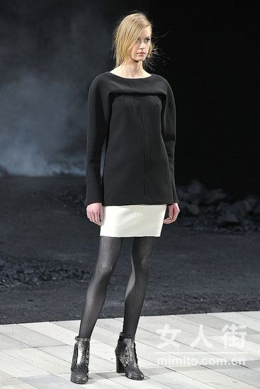 2011巴黎时装周 Chanel穿尖头鞋的女巫